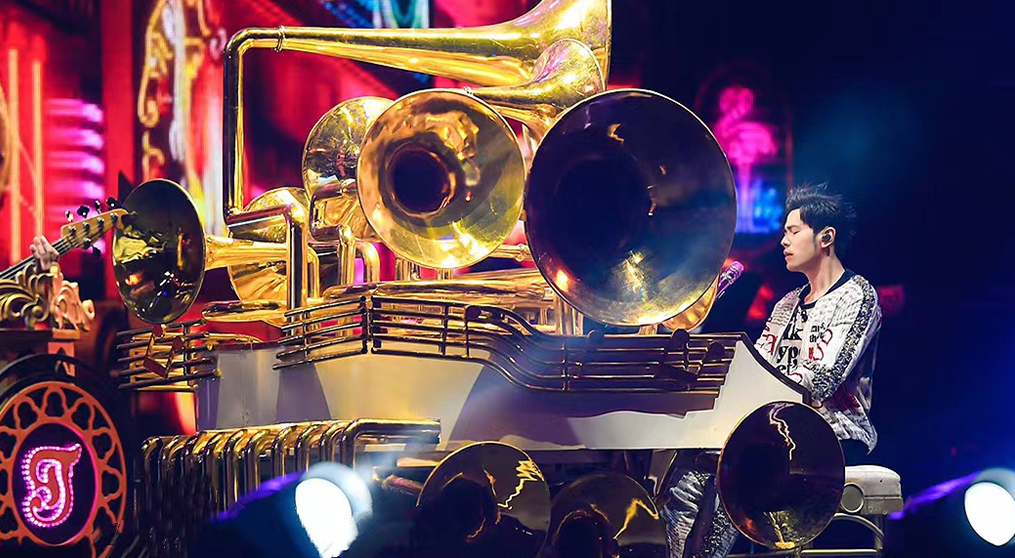 CQ9官方网站透明屏和荧光棒系列产品亮相2022周杰伦新加坡演唱会