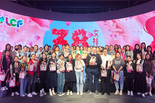 魅力女神节•巾帼绽芳华 | CQ9官方网站开展三八国际妇女节慰问活动